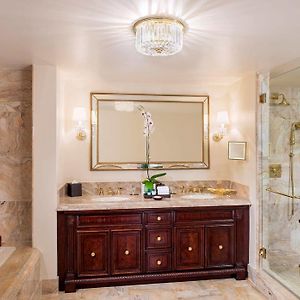 Premier King Room Mobility accessible